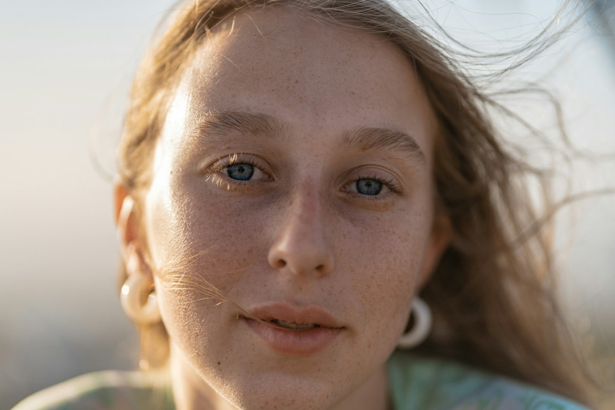 Portret van een vrouw met sproeten in natuurlijk licht