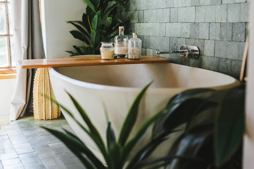 Badkamer met vrijstaand bad en planten